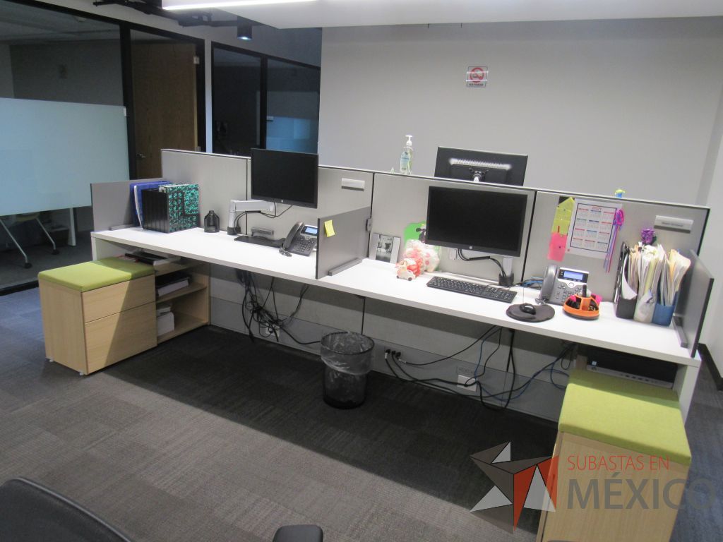 Lote 001 - Estación de trabajo para 4 personas de mampara media con 3 credenzas de 2 cajones y 1 entrepaño - Imagen 8