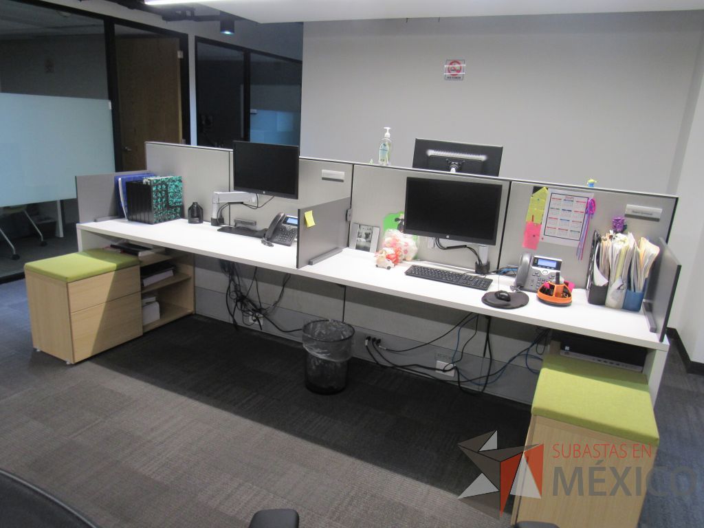 Lote 001 - Estación de trabajo para 4 personas de mampara media con 3 credenzas de 2 cajones y 1 entrepaño - Imagen 9