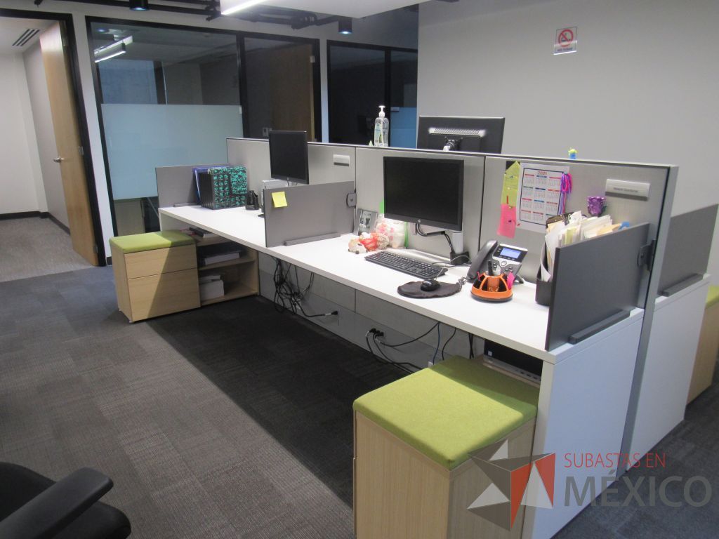 Lote 001 - Estación de trabajo para 4 personas de mampara media con 3 credenzas de 2 cajones y 1 entrepaño - Imagen 10
