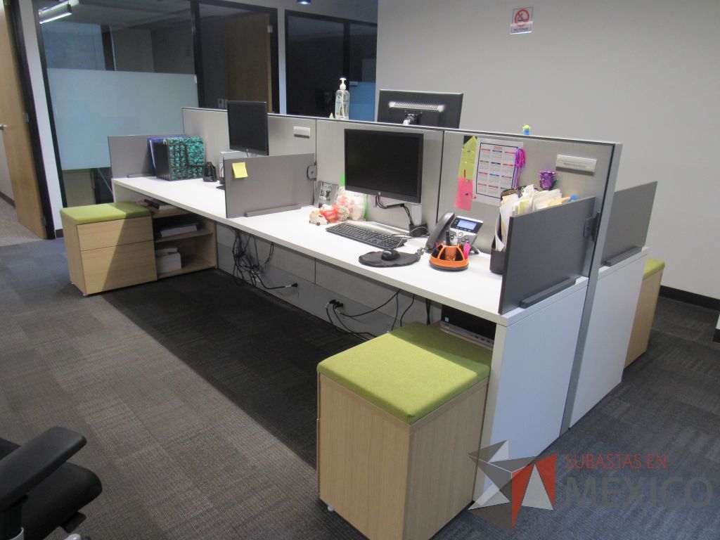 Lote 001 - Estación de trabajo para 4 personas de mampara media con 3 credenzas de 2 cajones y 1 entrepaño - Imagen 11