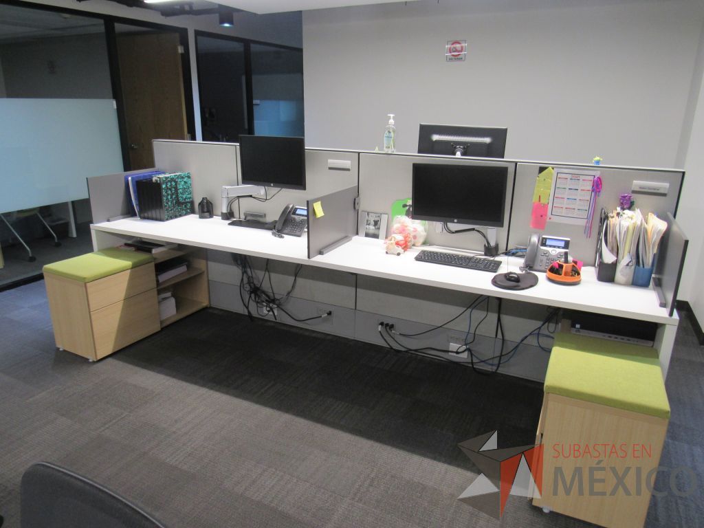 Lote 001 - Estación de trabajo para 4 personas de mampara media con 3 credenzas de 2 cajones y 1 entrepaño - Imagen 12