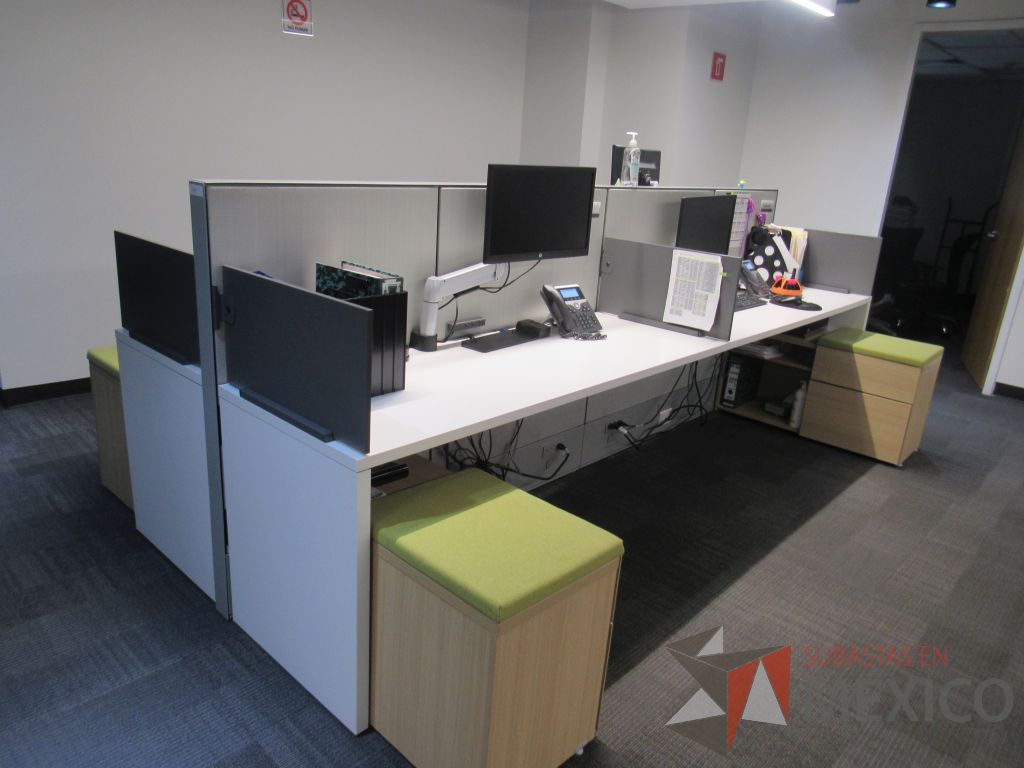 Lote 001 - Estación de trabajo para 4 personas de mampara media con 3 credenzas de 2 cajones y 1 entrepaño - Imagen 13