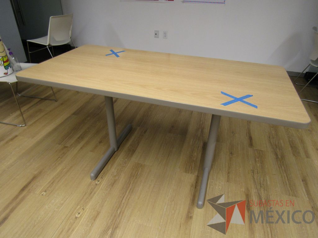Lote 016 - Mesa de trabajo con base metálica y cubierta color café - Imagen 2