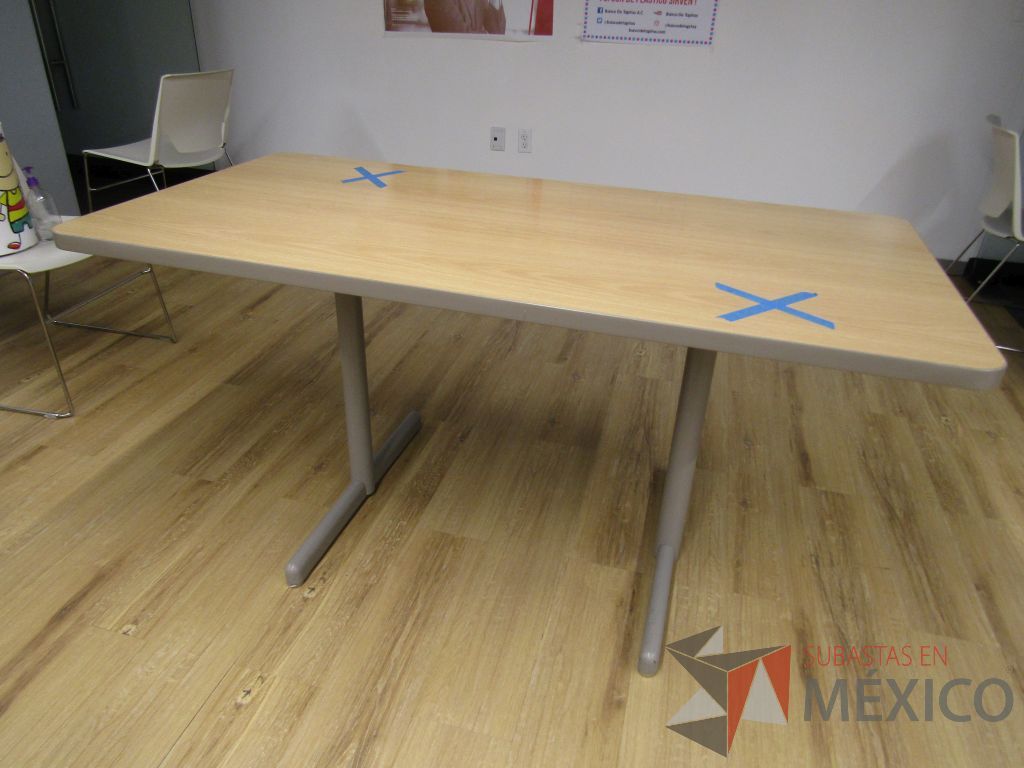 Lote 016 - Mesa de trabajo con base metálica y cubierta color café