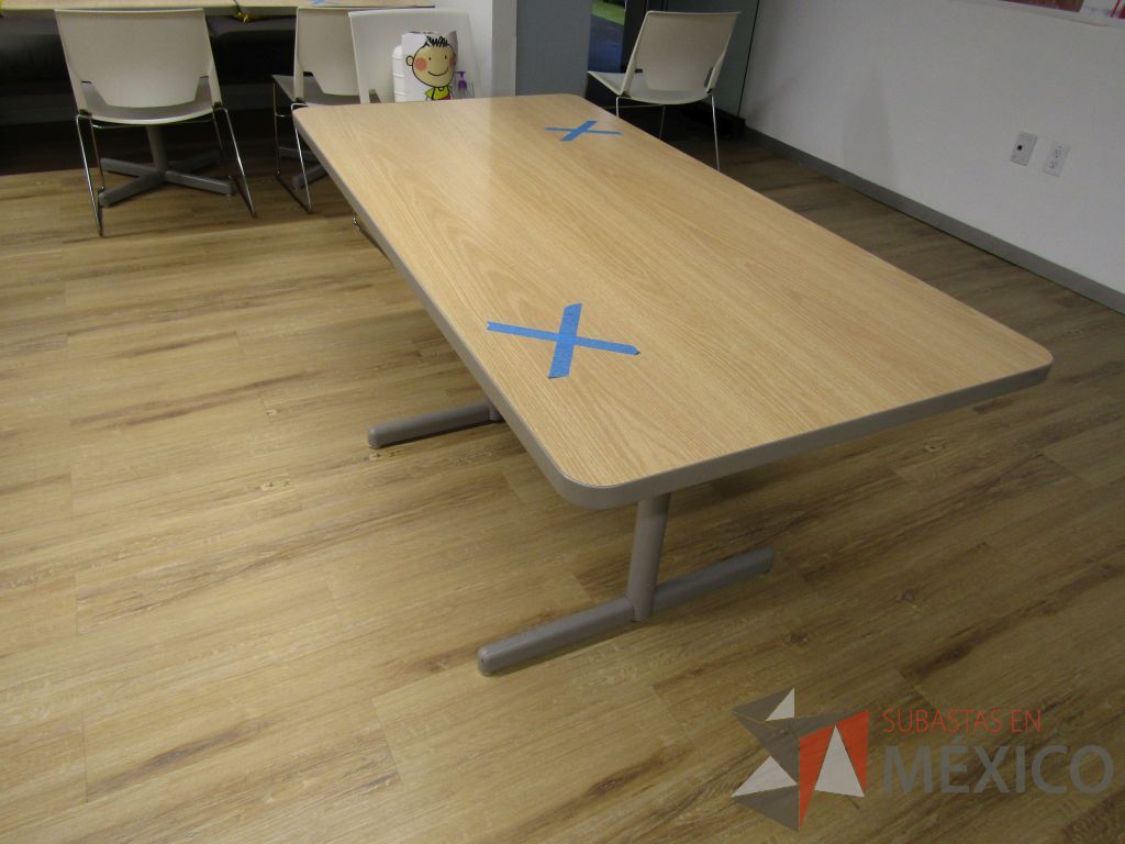 Lote 016 - Mesa de trabajo con base metálica y cubierta color café - Imagen 3
