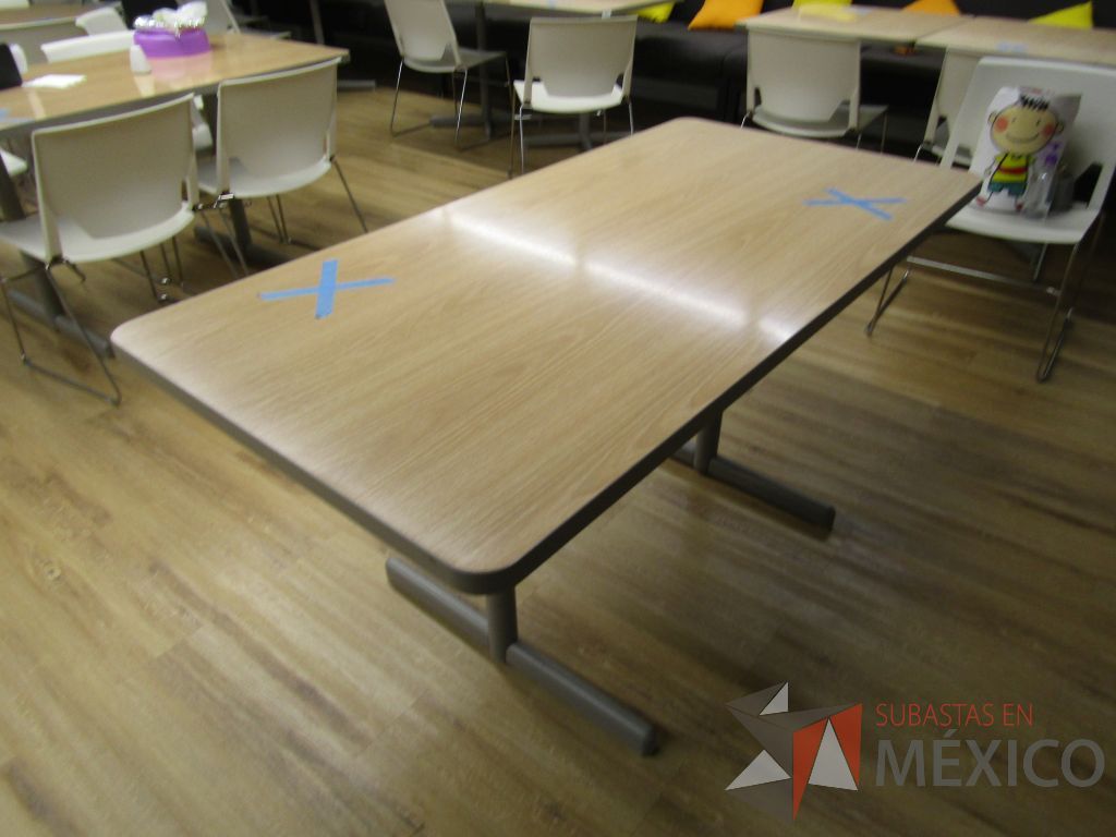 Lote 016 - Mesa de trabajo con base metálica y cubierta color café - Imagen 4