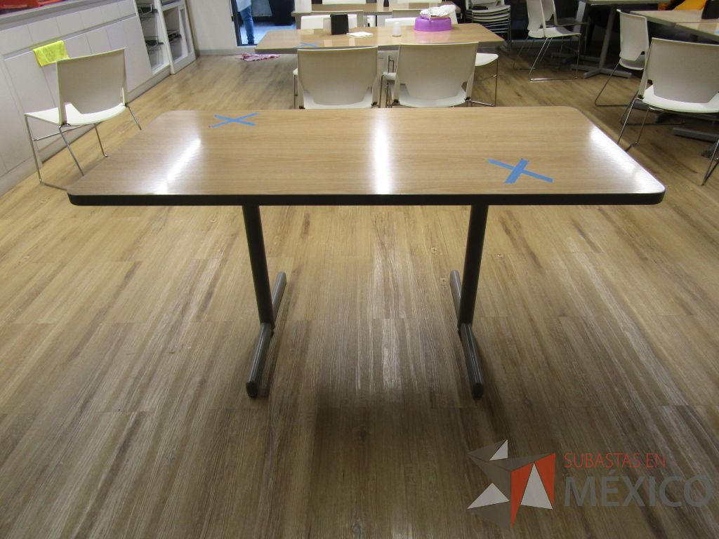 Lote 016 - Mesa de trabajo con base metálica y cubierta color café - Imagen 5