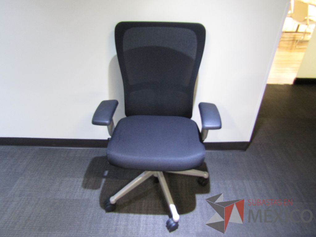 Lote 129 - 2 Sillas operativas con ruedas, descansa brazos, asiento en tela y respaldo en malla color negro