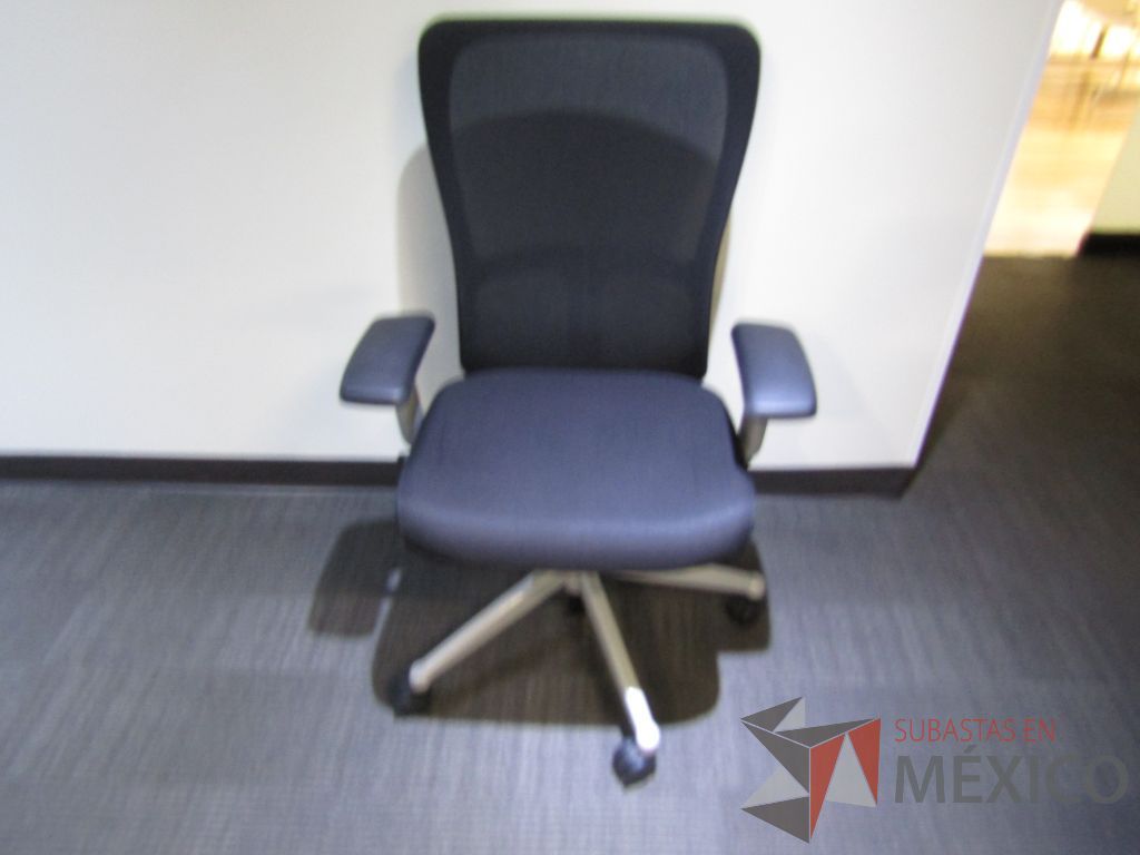 Lote 129 - 2 Sillas operativas con ruedas, descansa brazos, asiento en tela y respaldo en malla color negro - Imagen 2