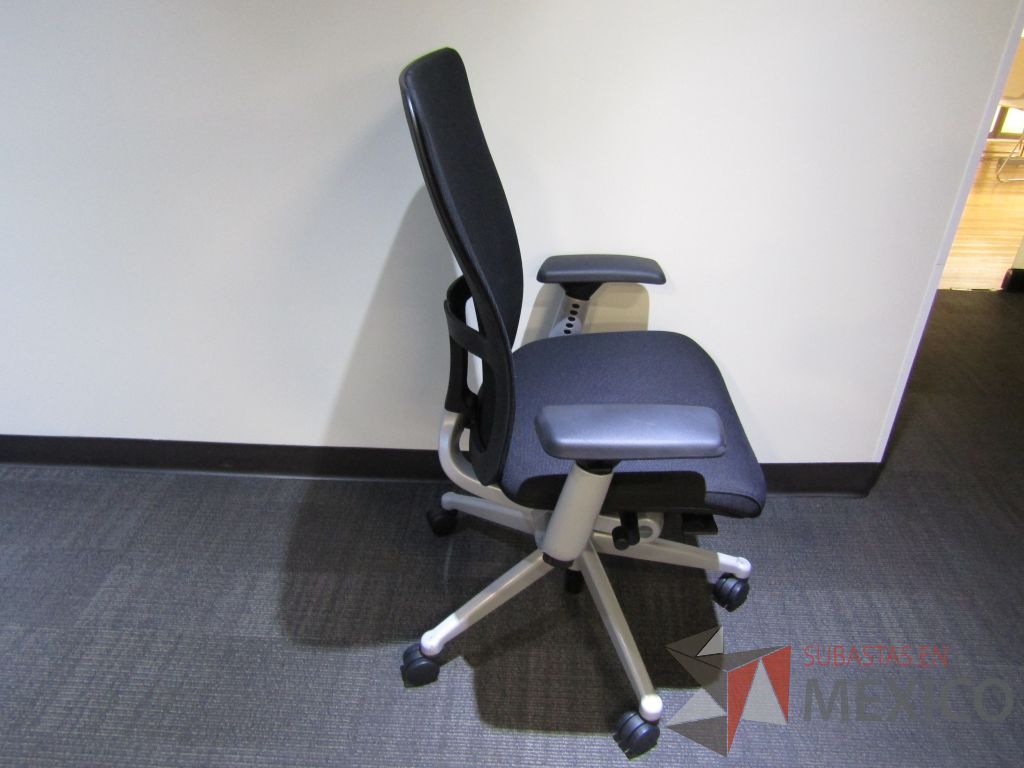 Lote 129 - 2 Sillas operativas con ruedas, descansa brazos, asiento en tela y respaldo en malla color negro - Imagen 3