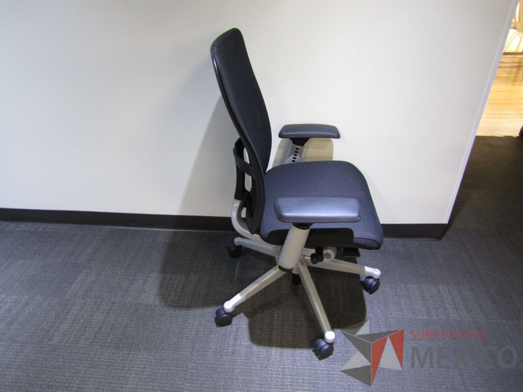 Lote 129 - 2 Sillas operativas con ruedas, descansa brazos, asiento en tela y respaldo en malla color negro - Imagen 4