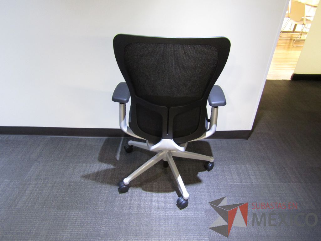 Lote 129 - 2 Sillas operativas con ruedas, descansa brazos, asiento en tela y respaldo en malla color negro - Imagen 5