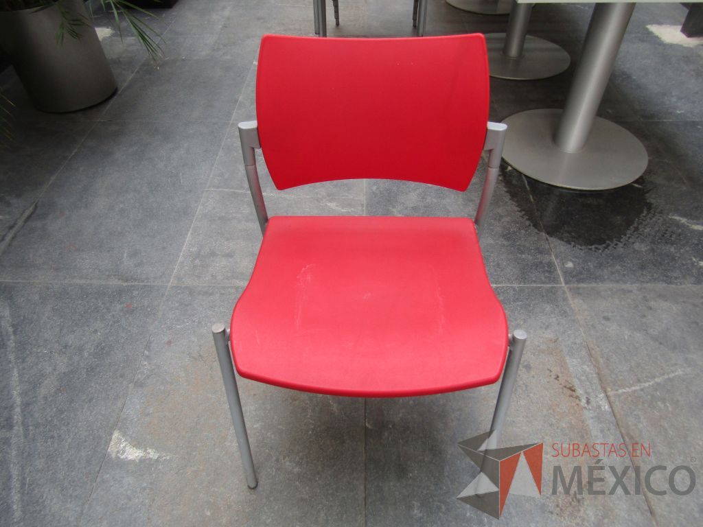 Lote 052 - 2 Sillas de comedor con 4 patas metálicas asiento y respaldo liso color rojo