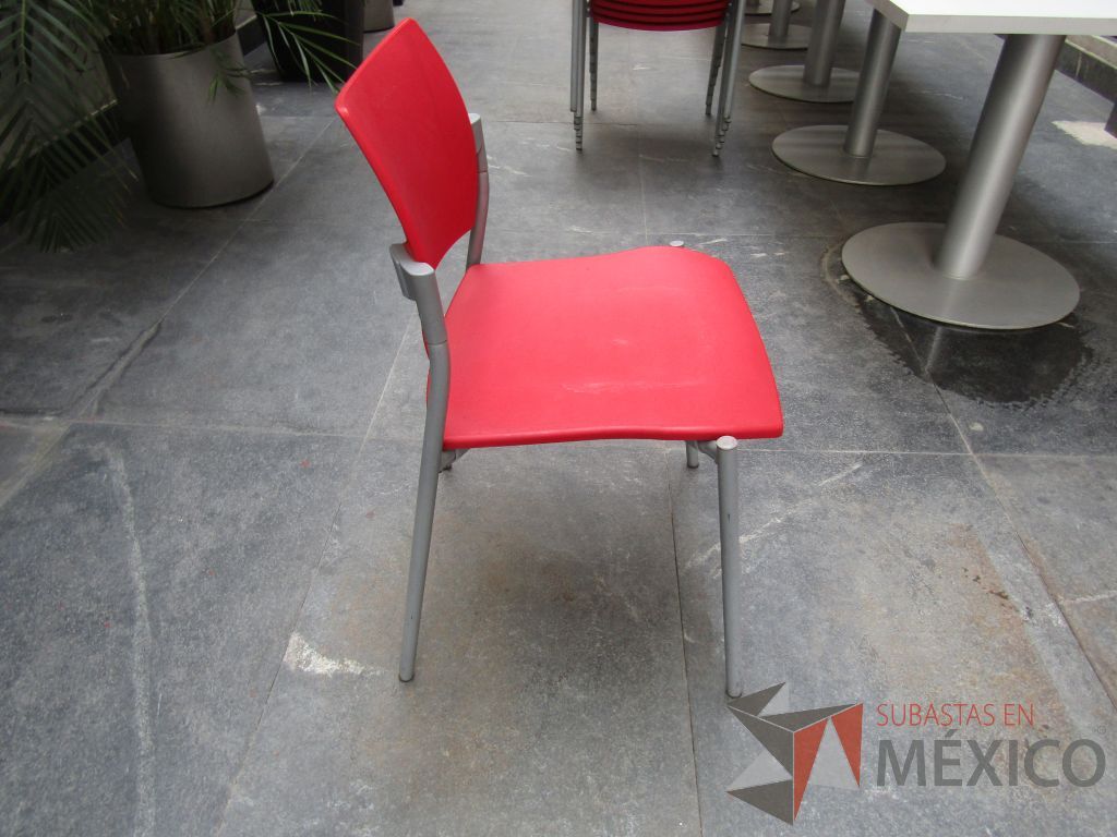 Lote 052 - 2 Sillas de comedor con 4 patas metálicas asiento y respaldo liso color rojo - Imagen 3