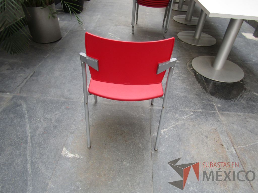 Lote 052 - 2 Sillas de comedor con 4 patas metálicas asiento y respaldo liso color rojo - Imagen 4