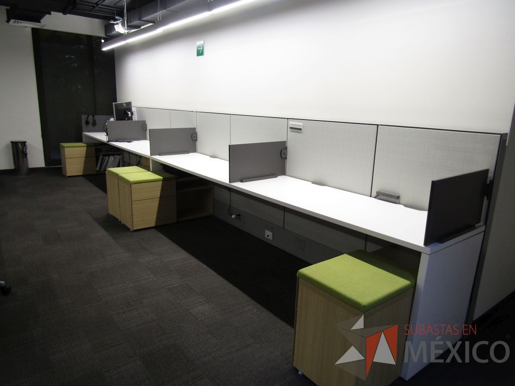Lote 019 - Estación de trabajo para 4 personas de mampara media con 4 credenzas de 2 cajones y 1 entrepaño - Imagen 11
