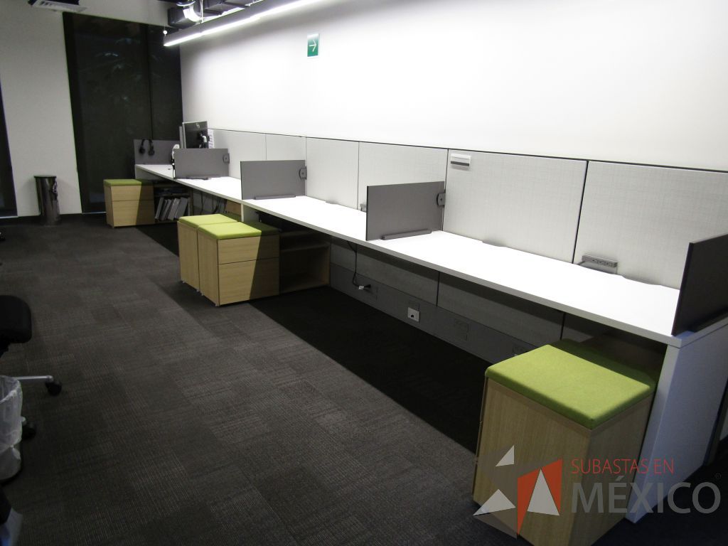Lote 019 - Estación de trabajo para 4 personas de mampara media con 4 credenzas de 2 cajones y 1 entrepaño - Imagen 9