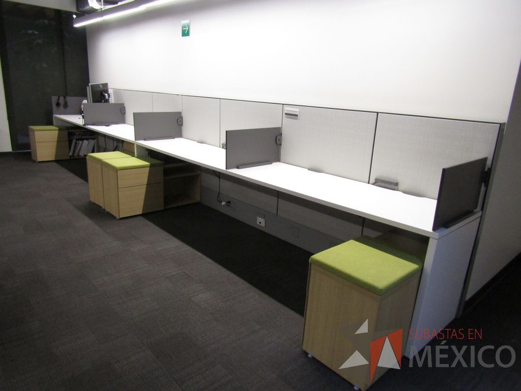 Lote 019 - Estación de trabajo para 4 personas de mampara media con 4 credenzas de 2 cajones y 1 entrepaño - Imagen 8