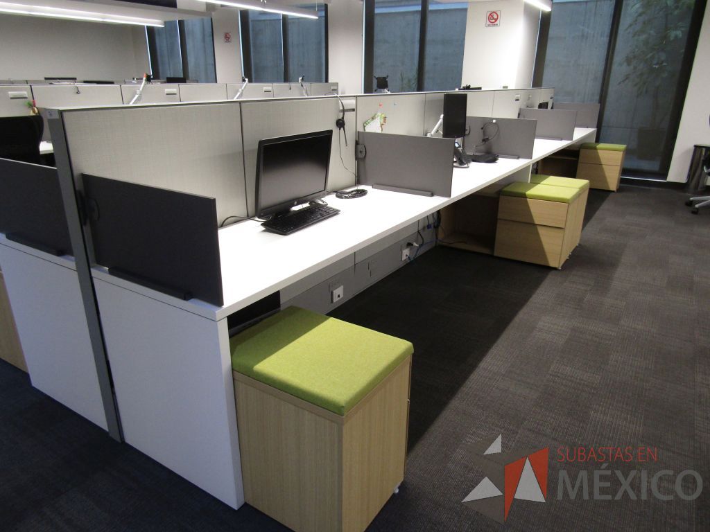 Lote 020 - Estación de trabajo para 7 personas de mampara media con 7 credenzas de 2 cajones y 1 entrepaño - Imagen 2