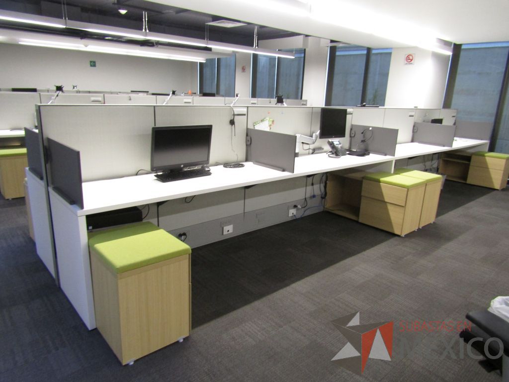 Lote 020 - Estación de trabajo para 7 personas de mampara media con 7 credenzas de 2 cajones y 1 entrepaño - Imagen 3
