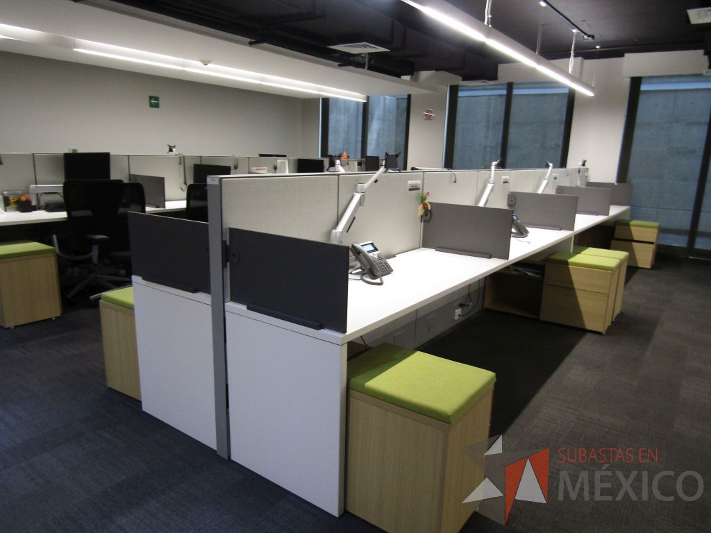 Lote 021 - Estación de trabajo para 8 personas de mampara media con 7 credenzas de 2 cajones y 1 entrepaño