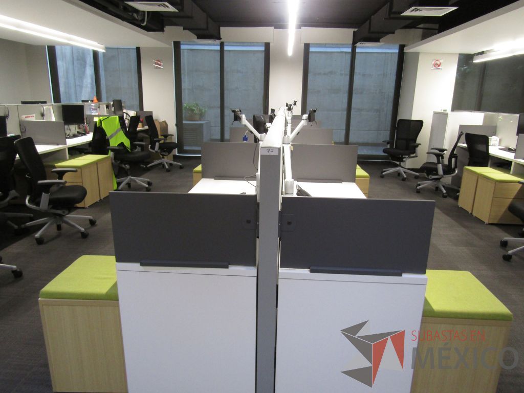 Lote 021 - Estación de trabajo para 8 personas de mampara media con 7 credenzas de 2 cajones y 1 entrepaño - Imagen 3