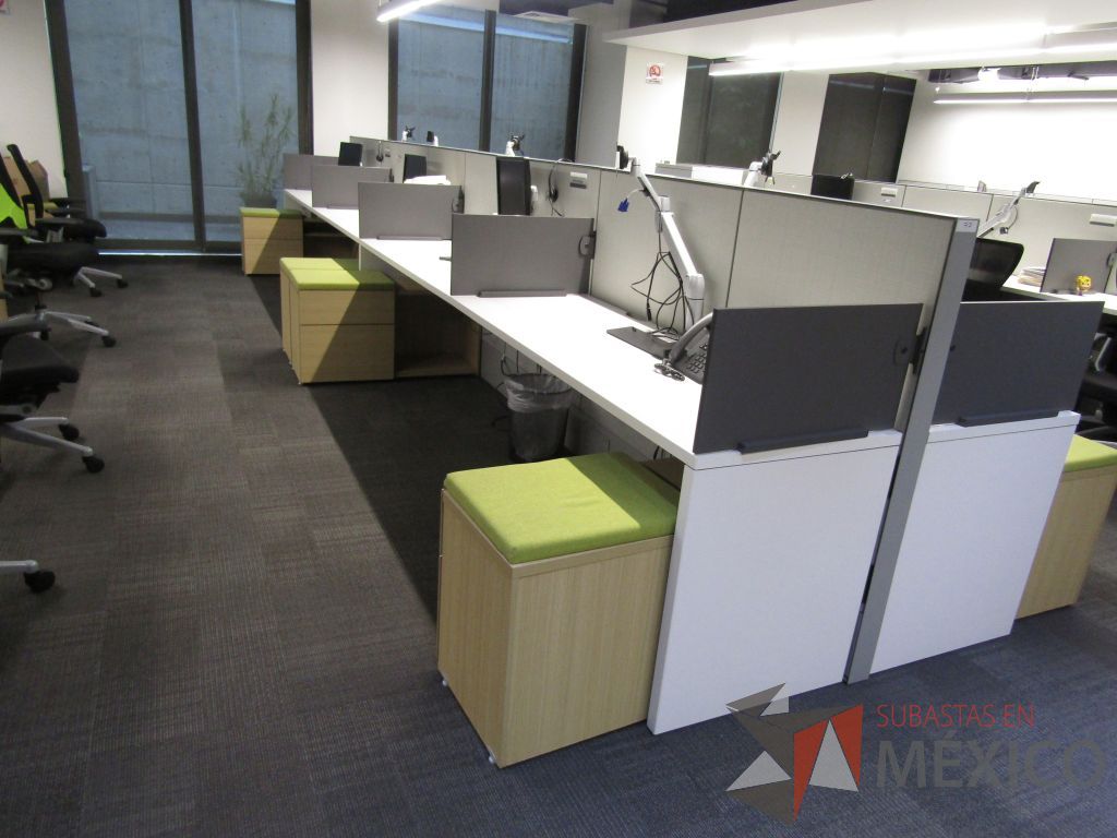 Lote 021 - Estación de trabajo para 8 personas de mampara media con 7 credenzas de 2 cajones y 1 entrepaño - Imagen 4