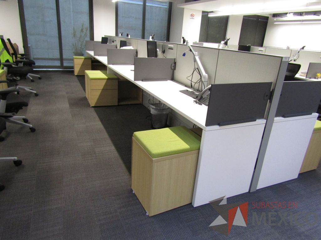 Lote 021 - Estación de trabajo para 8 personas de mampara media con 7 credenzas de 2 cajones y 1 entrepaño - Imagen 5