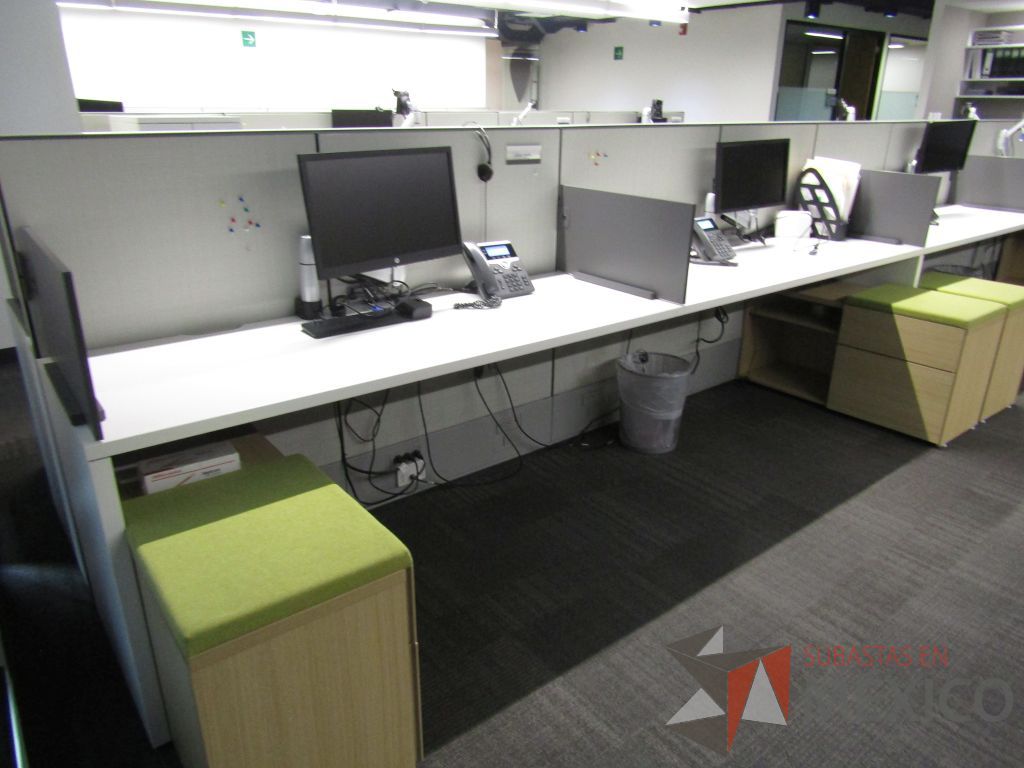 Lote 021 - Estación de trabajo para 8 personas de mampara media con 7 credenzas de 2 cajones y 1 entrepaño - Imagen 6