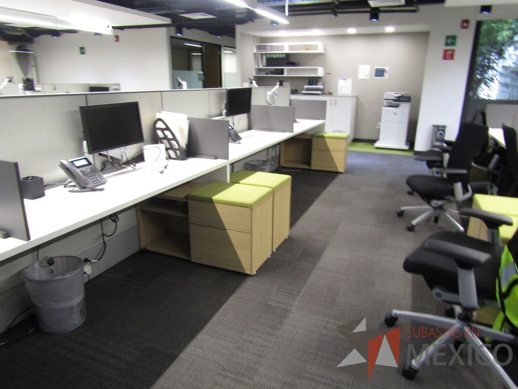 Lote 021 - Estación de trabajo para 8 personas de mampara media con 7 credenzas de 2 cajones y 1 entrepaño - Imagen 7