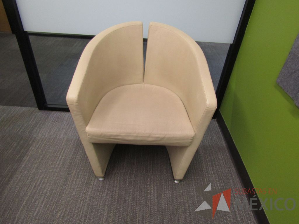 Lote 005 - 2 Sillones de 1 plaza con descansa brazos, asiento y respaldo tipo piel color beige