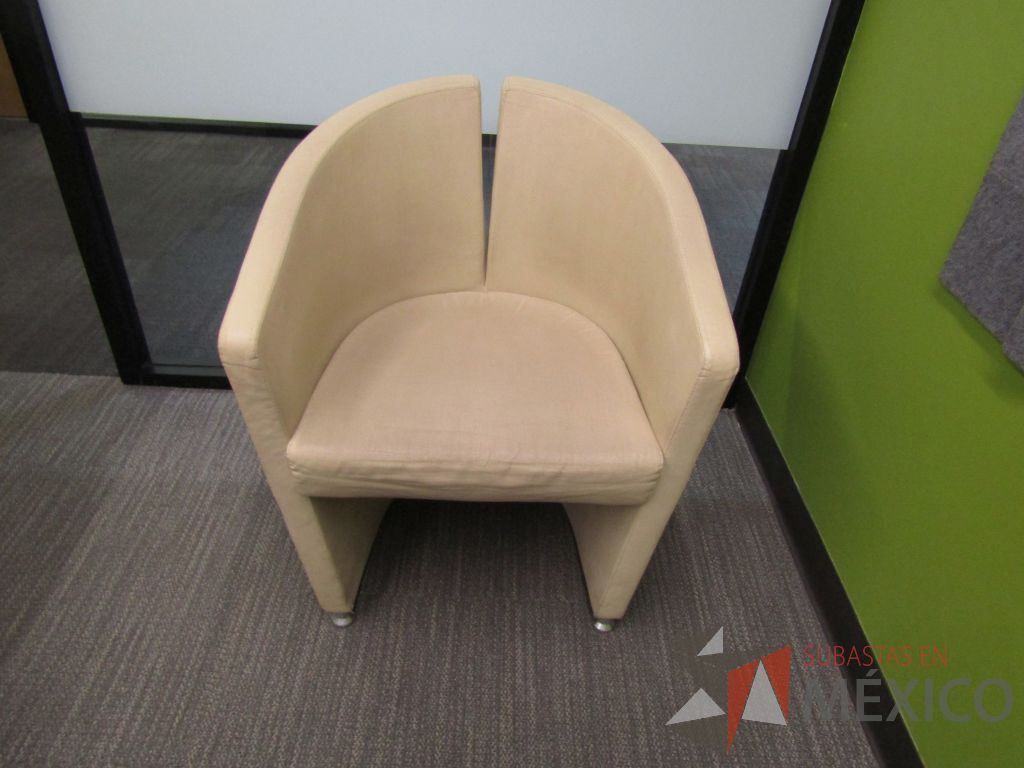 Lote 005 - 2 Sillones de 1 plaza con descansa brazos, asiento y respaldo tipo piel color beige - Imagen 2