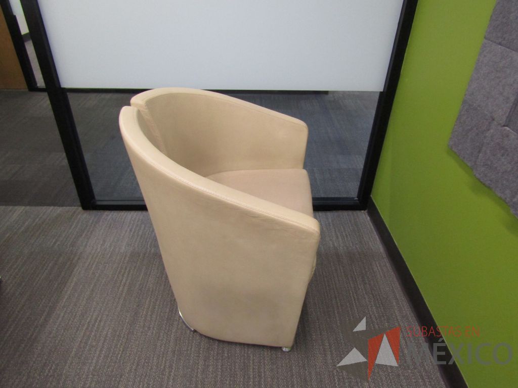 Lote 005 - 2 Sillones de 1 plaza con descansa brazos, asiento y respaldo tipo piel color beige - Imagen 3