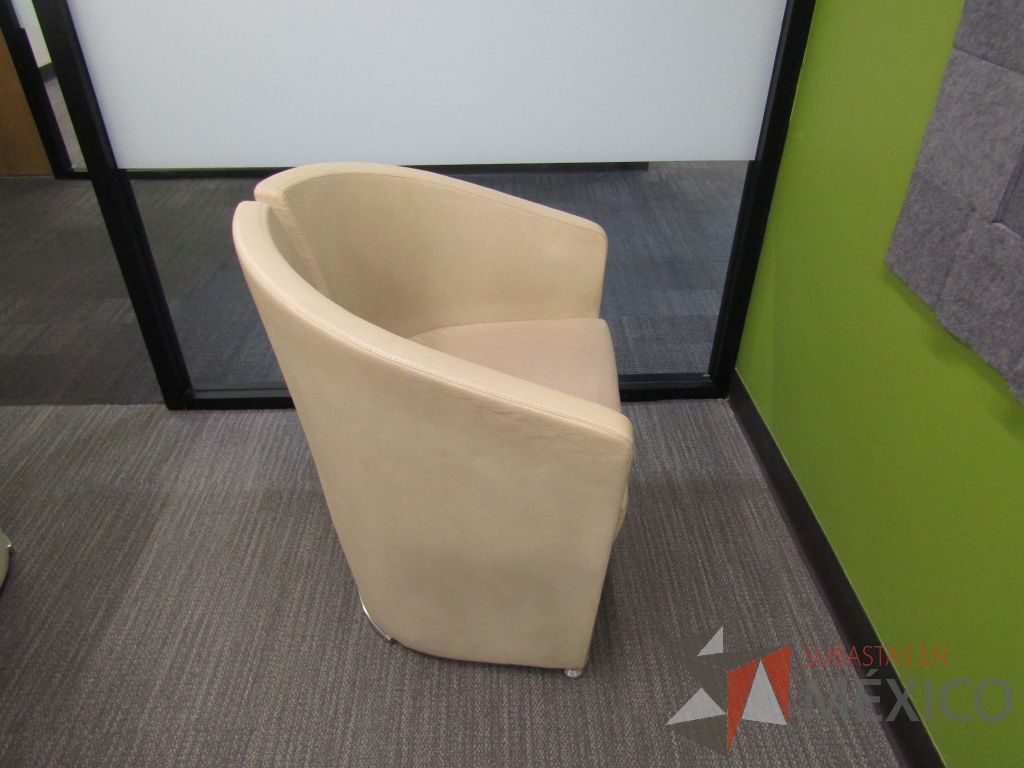 Lote 005 - 2 Sillones de 1 plaza con descansa brazos, asiento y respaldo tipo piel color beige - Imagen 4