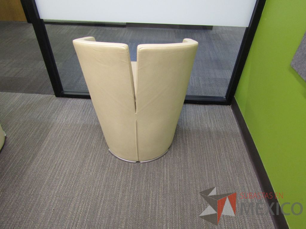 Lote 005 - 2 Sillones de 1 plaza con descansa brazos, asiento y respaldo tipo piel color beige - Imagen 5
