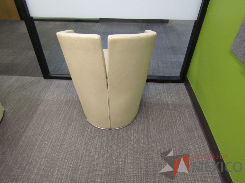 Lote 005 - 2 Sillones de 1 plaza con descansa brazos, asiento y respaldo tipo piel color beige - Imagen 6