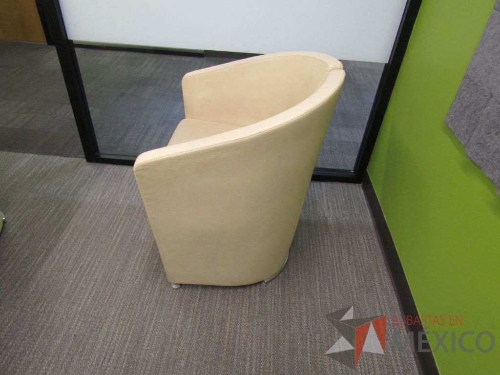 Lote 005 - 2 Sillones de 1 plaza con descansa brazos, asiento y respaldo tipo piel color beige - Imagen 7