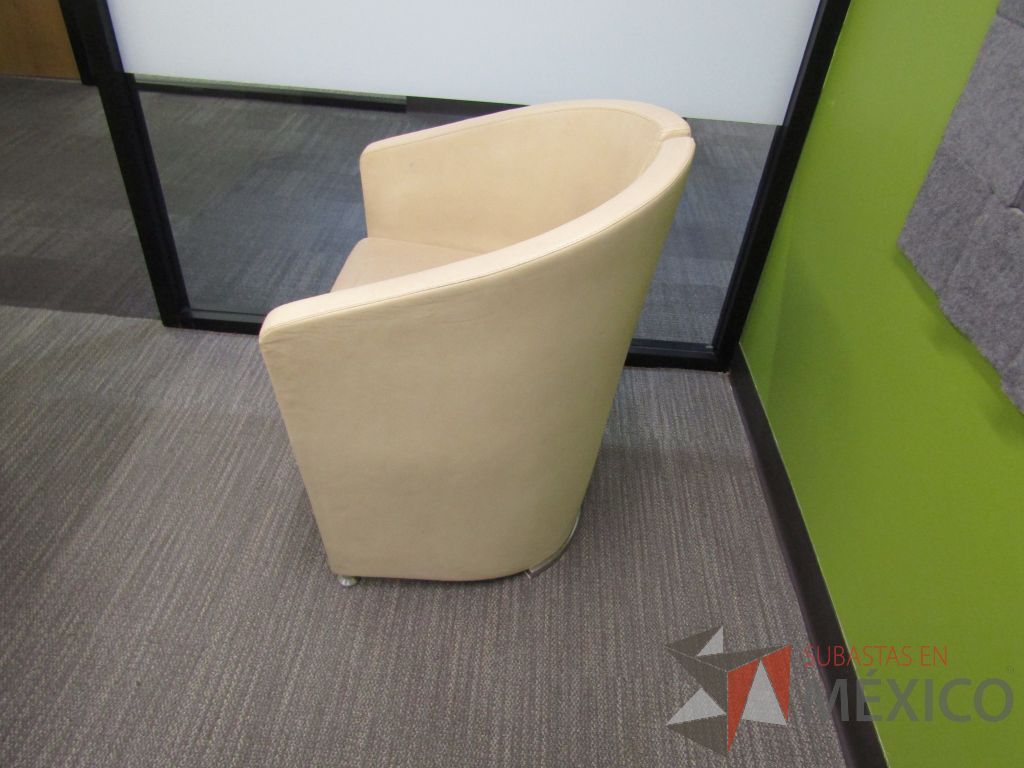 Lote 005 - 2 Sillones de 1 plaza con descansa brazos, asiento y respaldo tipo piel color beige - Imagen 8