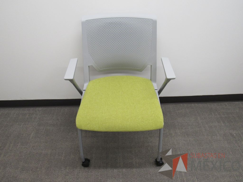 Lote 107 - 2 Sillas de visita con 4 patas metálicas, ruedas, asiento en tela color verde y respaldo color gris