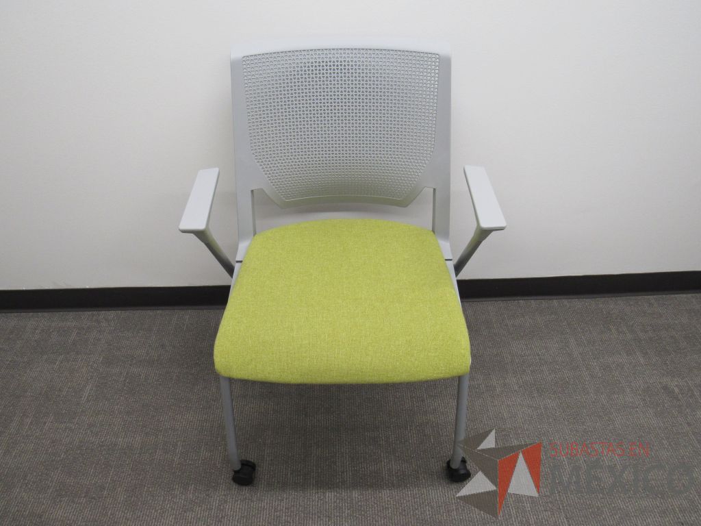 Lote 107 - 2 Sillas de visita con 4 patas metálicas, ruedas, asiento en tela color verde y respaldo color gris - Imagen 2