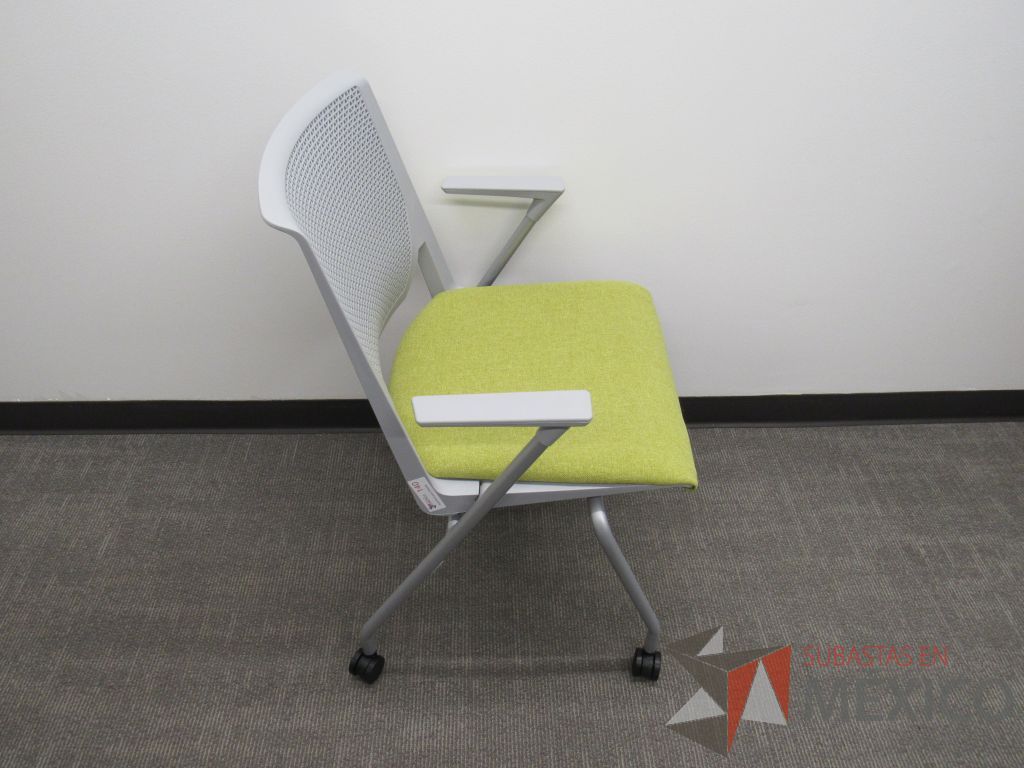 Lote 107 - 2 Sillas de visita con 4 patas metálicas, ruedas, asiento en tela color verde y respaldo color gris - Imagen 3
