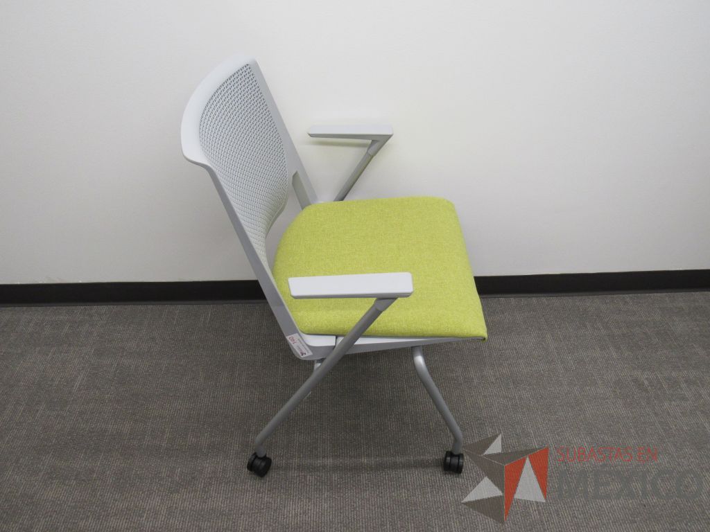 Lote 107 - 2 Sillas de visita con 4 patas metálicas, ruedas, asiento en tela color verde y respaldo color gris - Imagen 4
