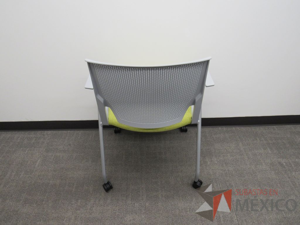 Lote 107 - 2 Sillas de visita con 4 patas metálicas, ruedas, asiento en tela color verde y respaldo color gris - Imagen 5