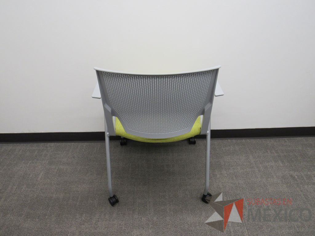 Lote 107 - 2 Sillas de visita con 4 patas metálicas, ruedas, asiento en tela color verde y respaldo color gris - Imagen 6