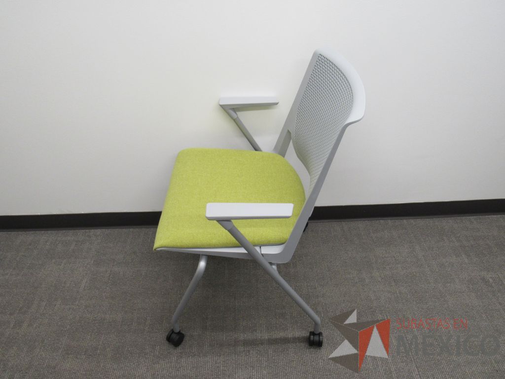 Lote 107 - 2 Sillas de visita con 4 patas metálicas, ruedas, asiento en tela color verde y respaldo color gris - Imagen 7