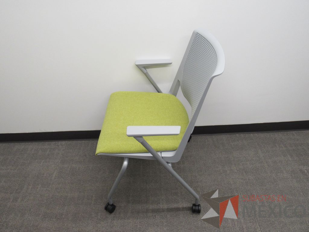 Lote 107 - 2 Sillas de visita con 4 patas metálicas, ruedas, asiento en tela color verde y respaldo color gris - Imagen 8