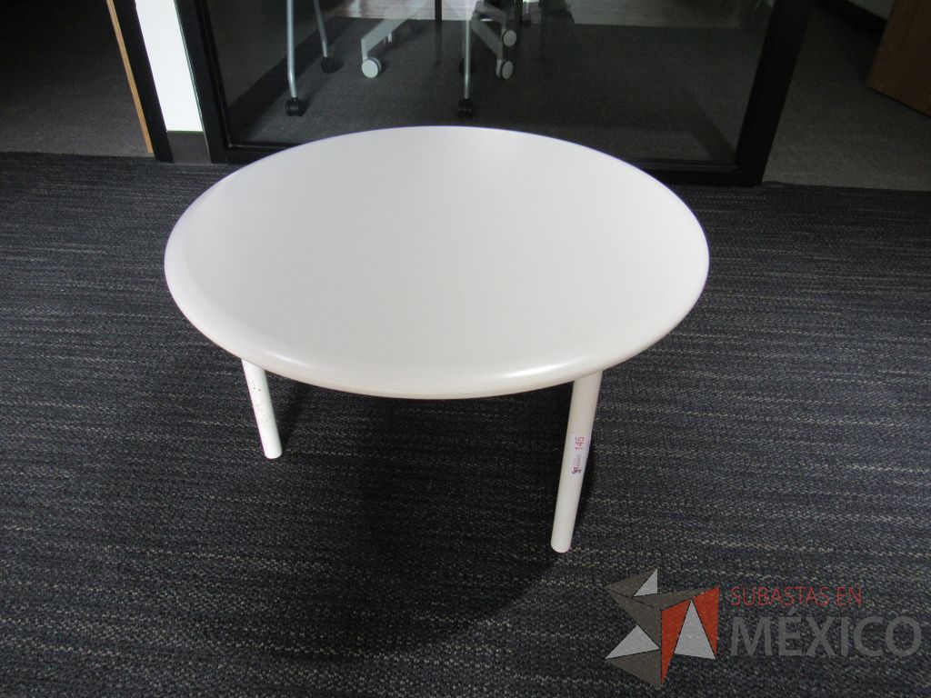 Lote 010 - Mesa de apoyo circular con base metálica y cubierta color gris
