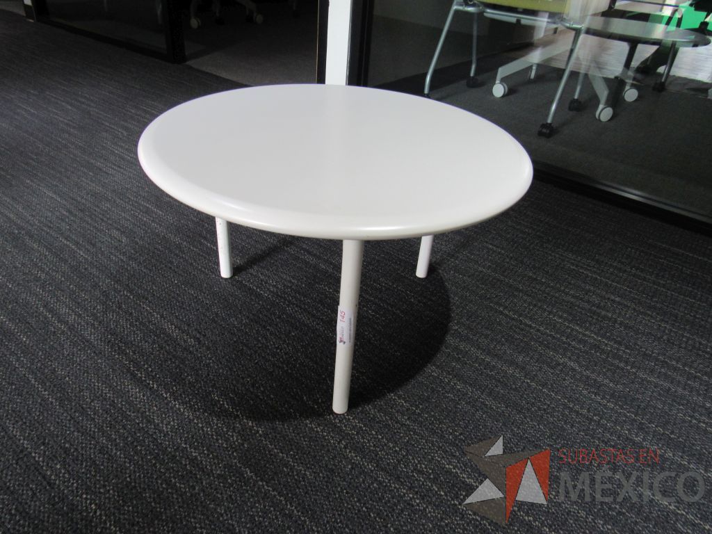 Lote 010 - Mesa de apoyo circular con base metálica y cubierta color gris - Imagen 4