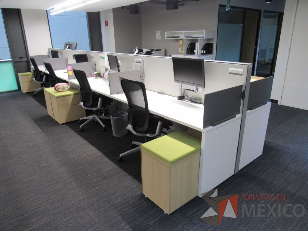Lote 061 - Estación de trabajo para 8 personas de mampara media con 8 credenzas de 2 cajones y 1 entrepaño - Imagen 4
