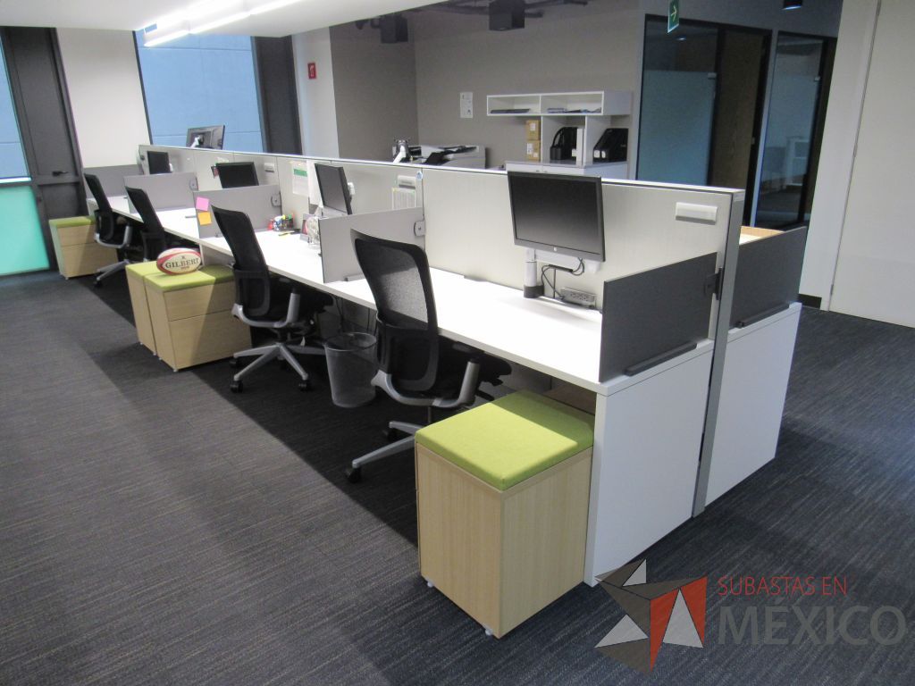 Lote 061 - Estación de trabajo para 8 personas de mampara media con 8 credenzas de 2 cajones y 1 entrepaño - Imagen 5